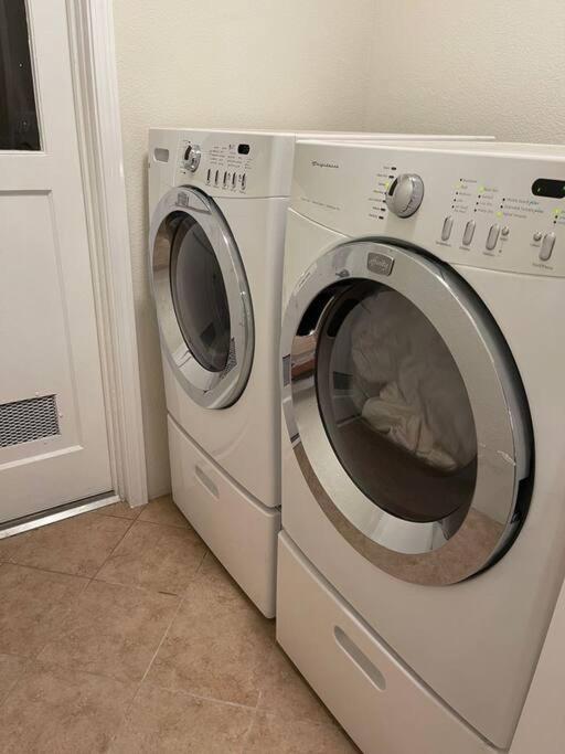 Brand New 2Br Cute Blue Led In North Fresno Apartment Luaran gambar