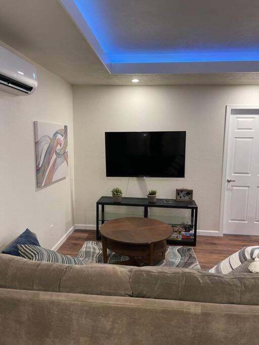 Brand New 2Br Cute Blue Led In North Fresno Apartment Luaran gambar